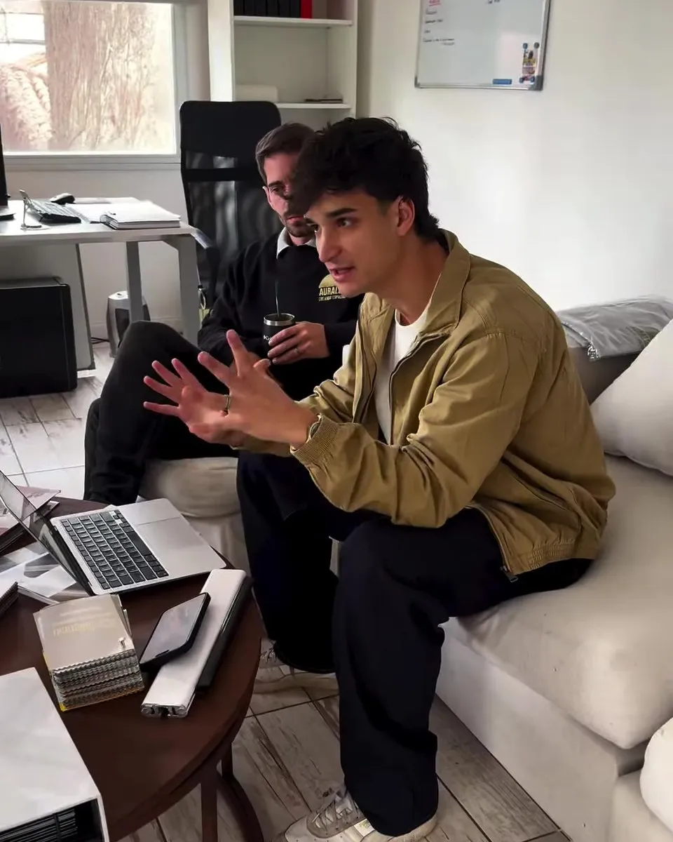 Thomas con la computadora explicando la estrategia al dueño de Auralux